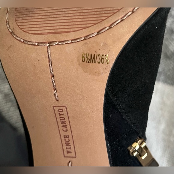 Vince Camuto Kanster Studded Peep Toe Black Booties
SZ 6.5M Side Zip 100% Suede - Picture 9 of 9